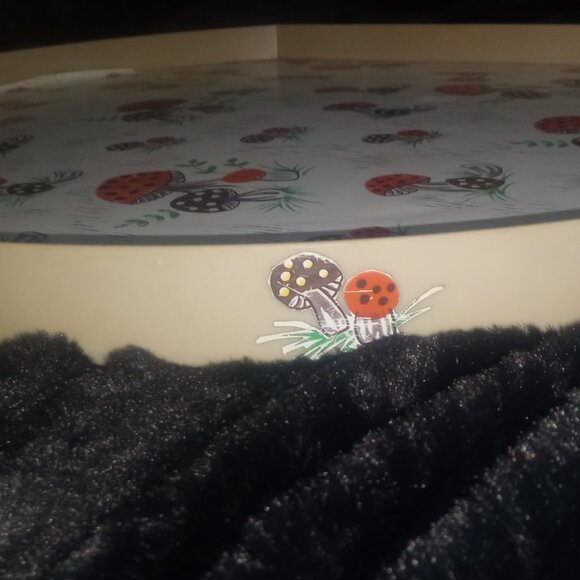 1970's Vintage Rubbermaid lazy Susan with merry mushroom contact paper on it - Picture 6 of 7